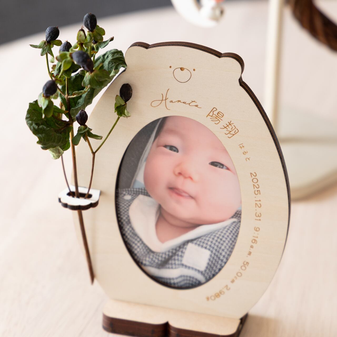 街の風景 署名入り フレーム付き 名入れ無料》命名書・命名札 フォトフレーム⌇木製「とっとくま