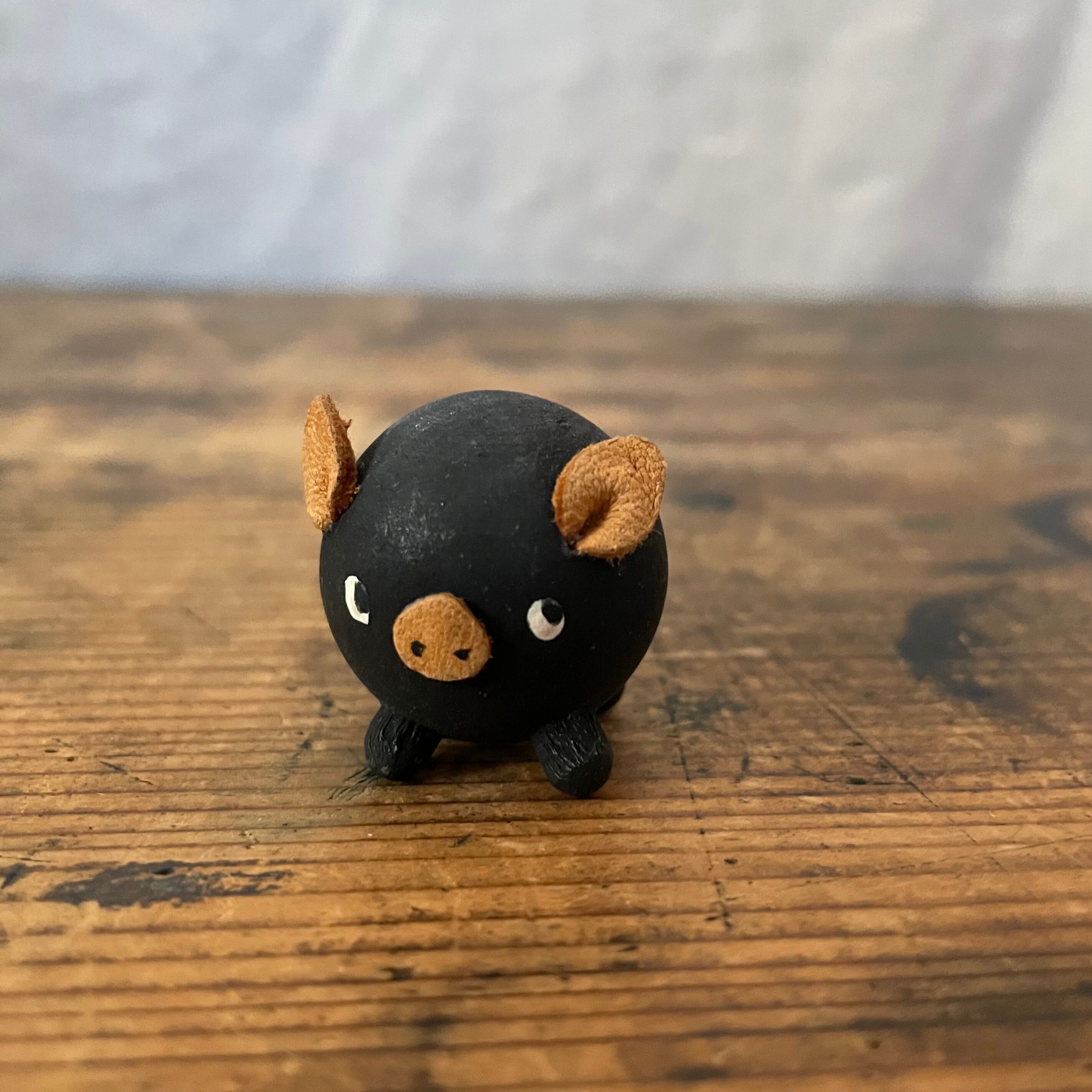 小さな丸いブタ