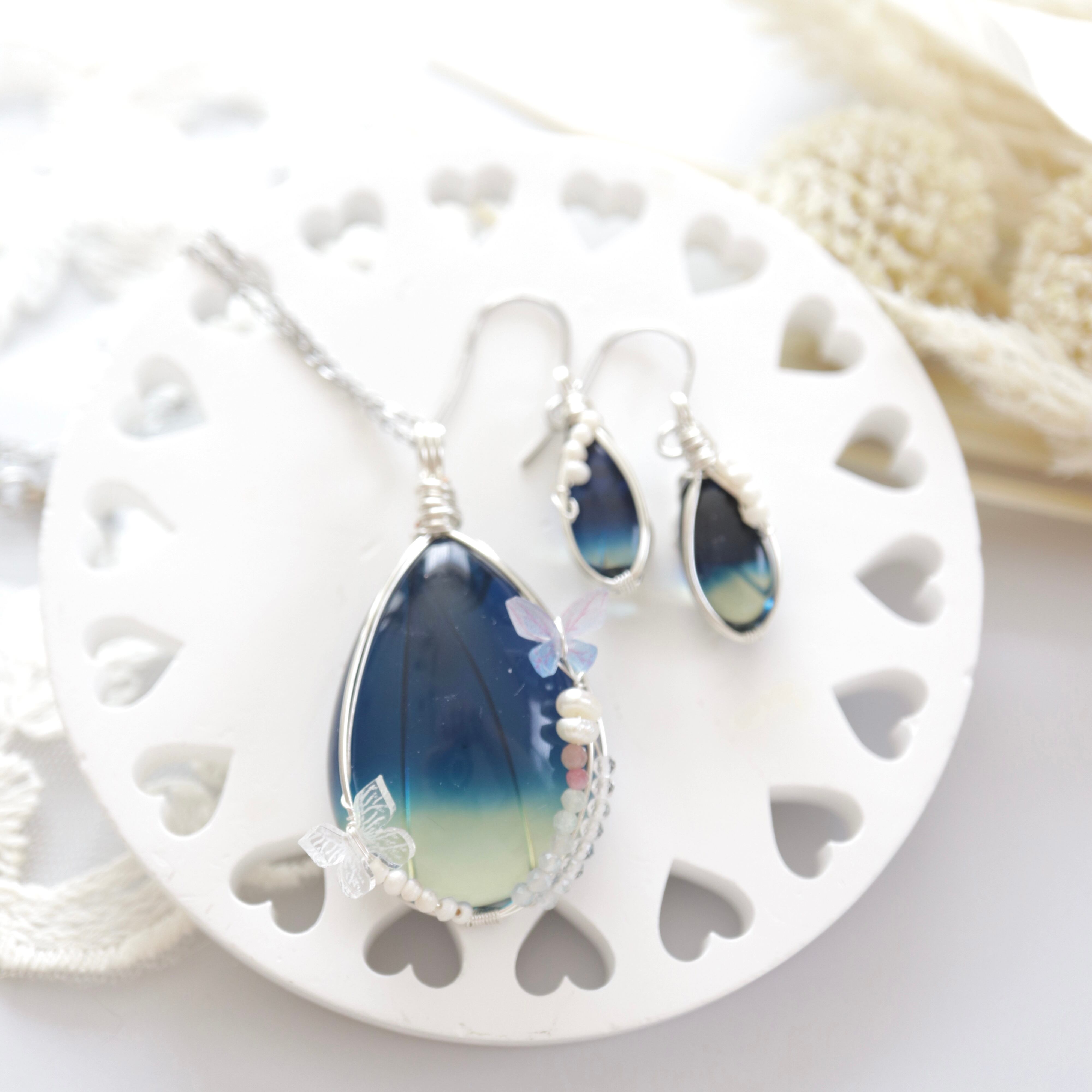 【1点もの】琥珀《蒼の蝶と草木染め》ネックレス&ピアスセット|リトアニア伝統染めの天然石アクセサリー