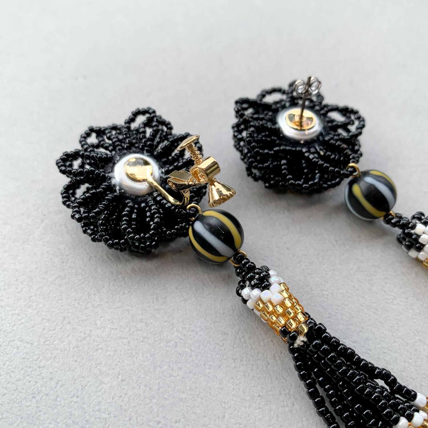 黒花トップとビーズタッセルの〈ピアス/イヤリング〉 | Dua