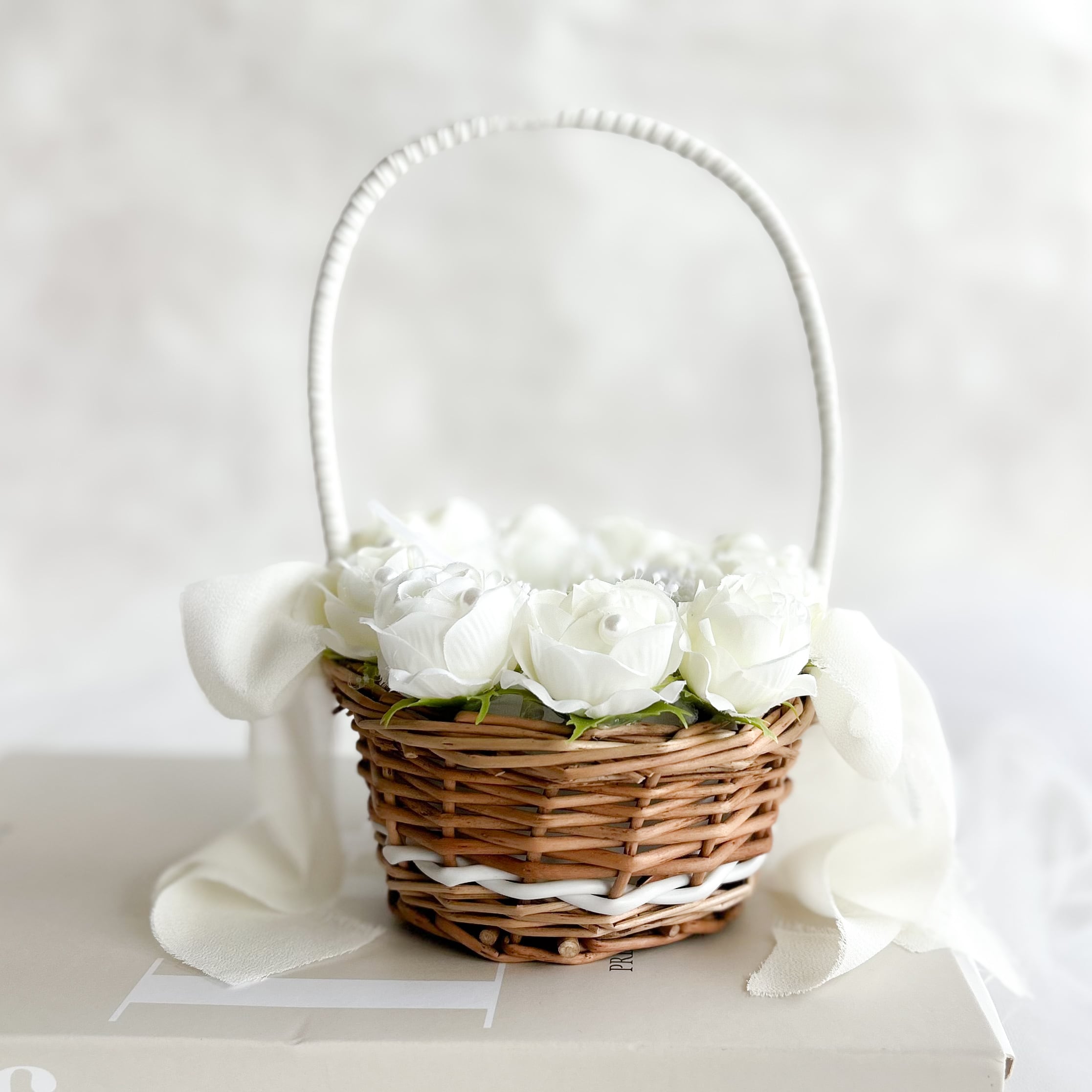 Circle white rose ribgpillow (造花)