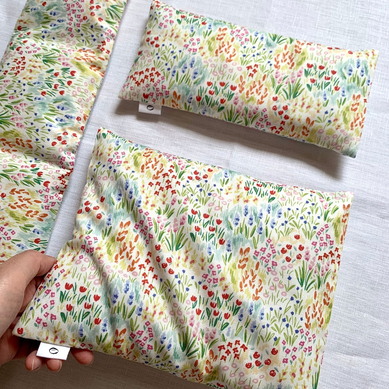 《アイピロー／首・肩用／大判》米ぬか・玄米カイロ（選べるハーブ）メモリアルガーデン柄　カバー付