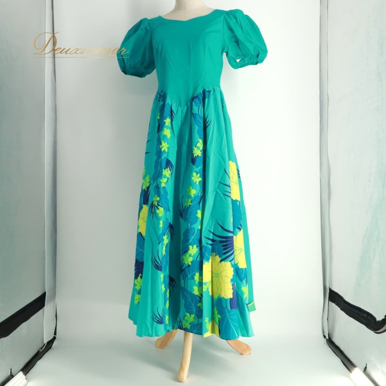 フラダンス 衣装 T&L MUUMUU FACTORY ムームーファクトリー ワンピース ドレス グリーン系 ハイビスカス柄 タロリーフ柄 花柄 植物柄 ハワイアンプリント ハワイアン アロハ フラ ダンス レッスン 練習 緑 紺 黄 黄緑 イエロー系 ネイビー系 華やか 鮮やか かわいい おしゃれ 上品