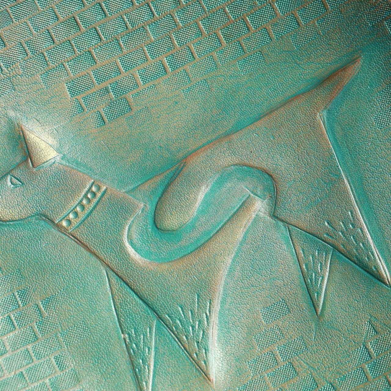 グリーンが目を引く、犬が描かれた革のプレート｜レザープレート 犬モチーフ ヴィンテージトレイ