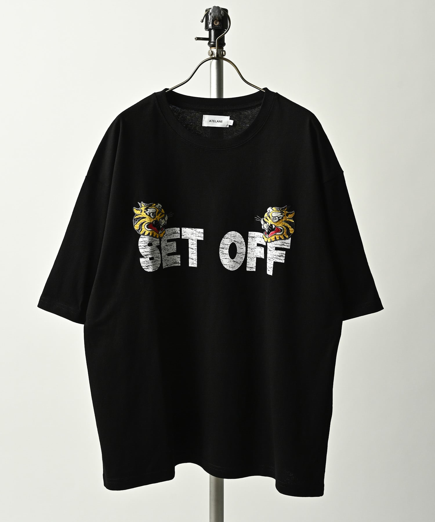 ATELANE 16OE Jersey Souvenir Pattern T-shirt (BLK) 26A-14063