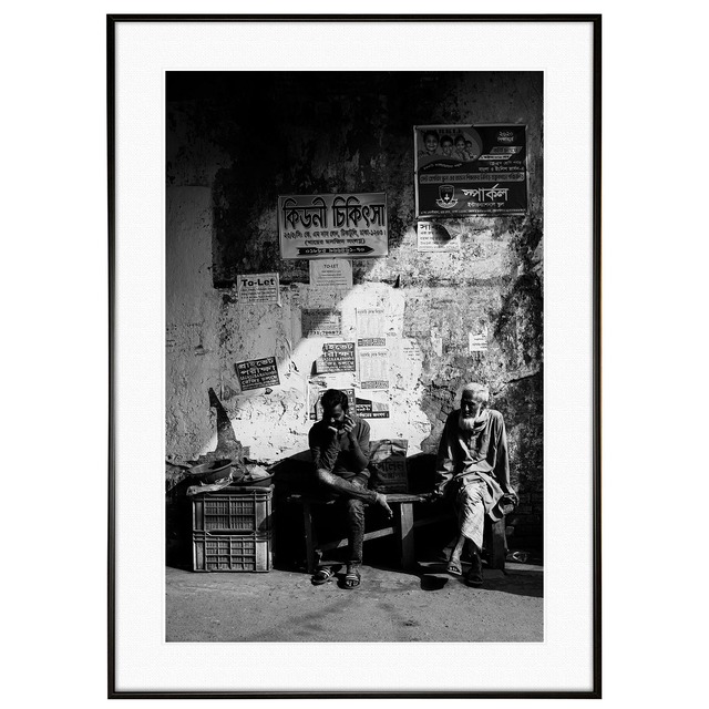 人物写真 ベンチに座っている男性２人インテリアモノクロアートポスター額装 AS2299