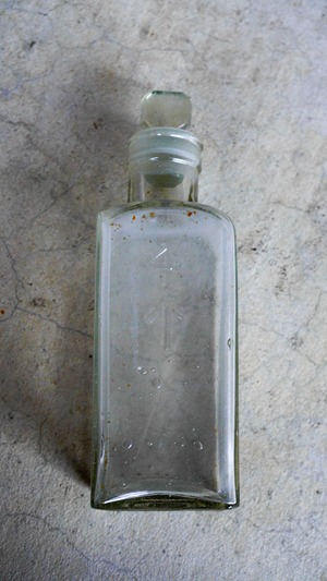 【DEADSTOCK / 1940s】イギリス軍 メディカルボトル "4"《デッドストック 実物 ガラス瓶 フラワーベース 花瓶 ブロードアロー ミリタリー ヴィンテージ》