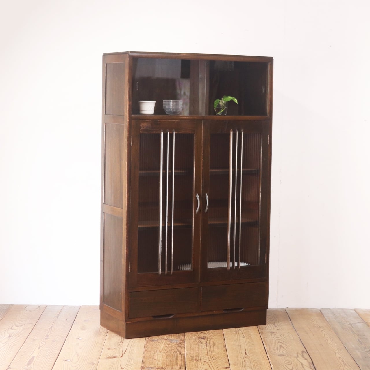 レトロ ガラスキャビネット 本箱 収納 食器棚 くもり モールガラス 引き出し 抽斗 2杯 木製 ヴィンテージ/アンティーク英国/RBT17137