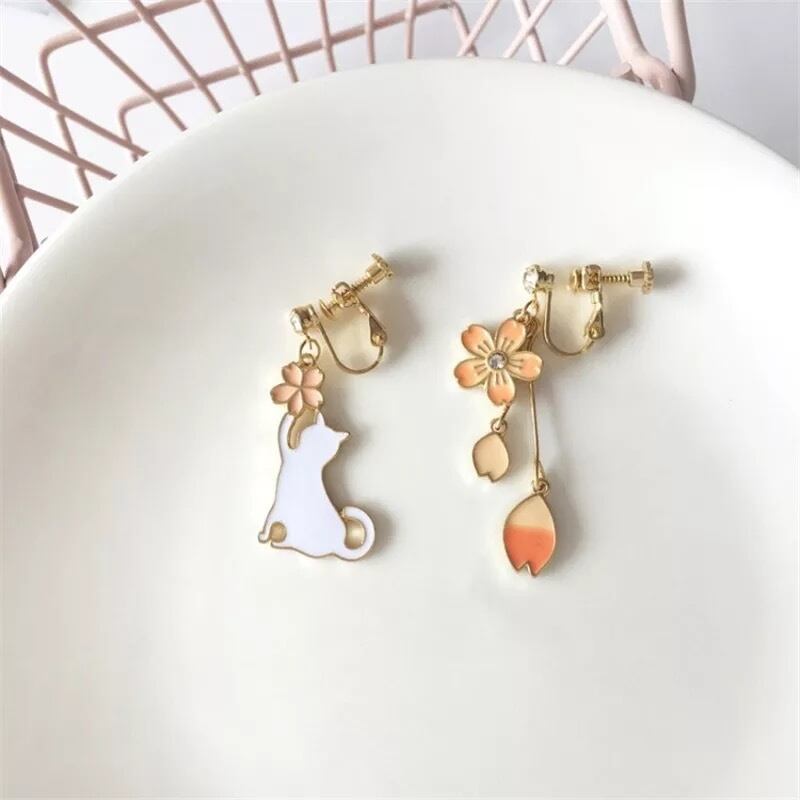 ⭐︎送料無料⭐︎白猫✖︎クリーム色桜ピアスとイヤリング