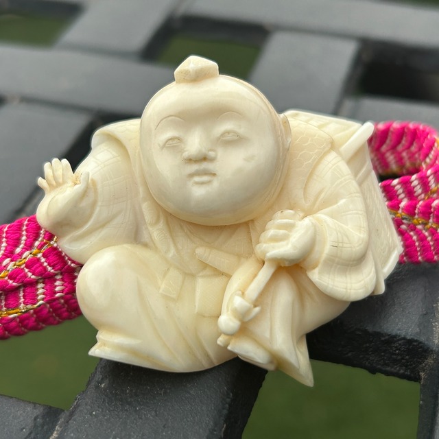 アンティーク　マッコウ鯨歯　なんだか福々しい中間の帯留め