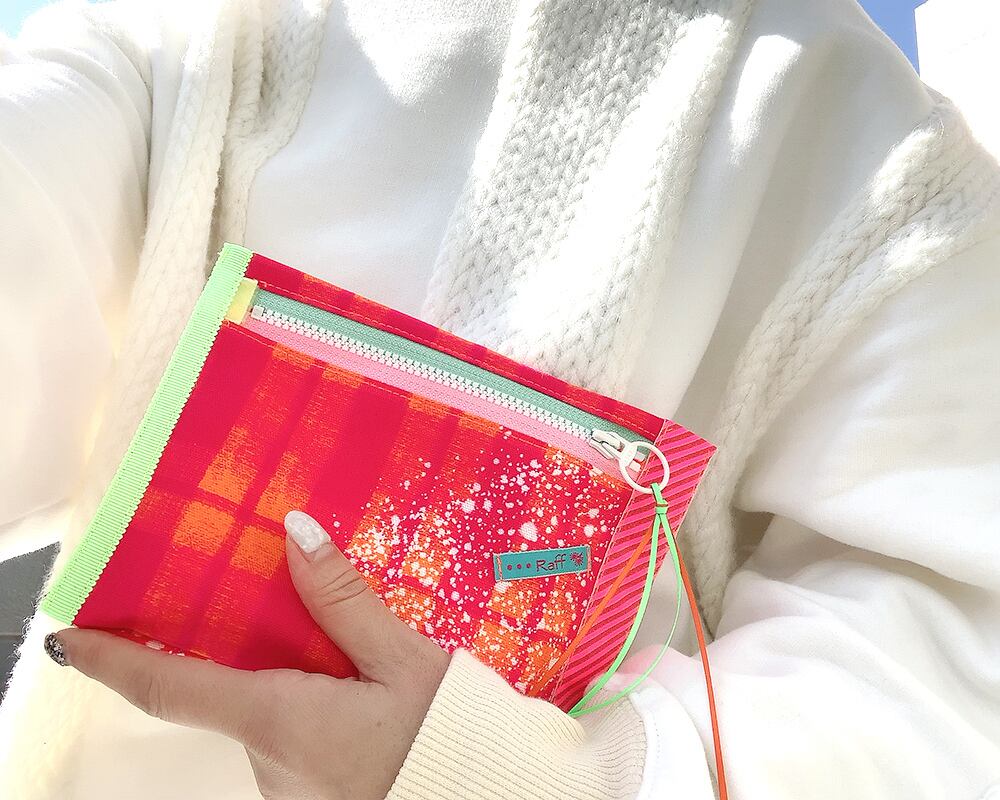 斜めチェック-ファスナーポーチ 赤 マチ付き スリムポーチ 送料無料 | Raff