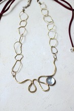 真鍮のぐねぐねネックレス　シェル/クリスタル/北投石