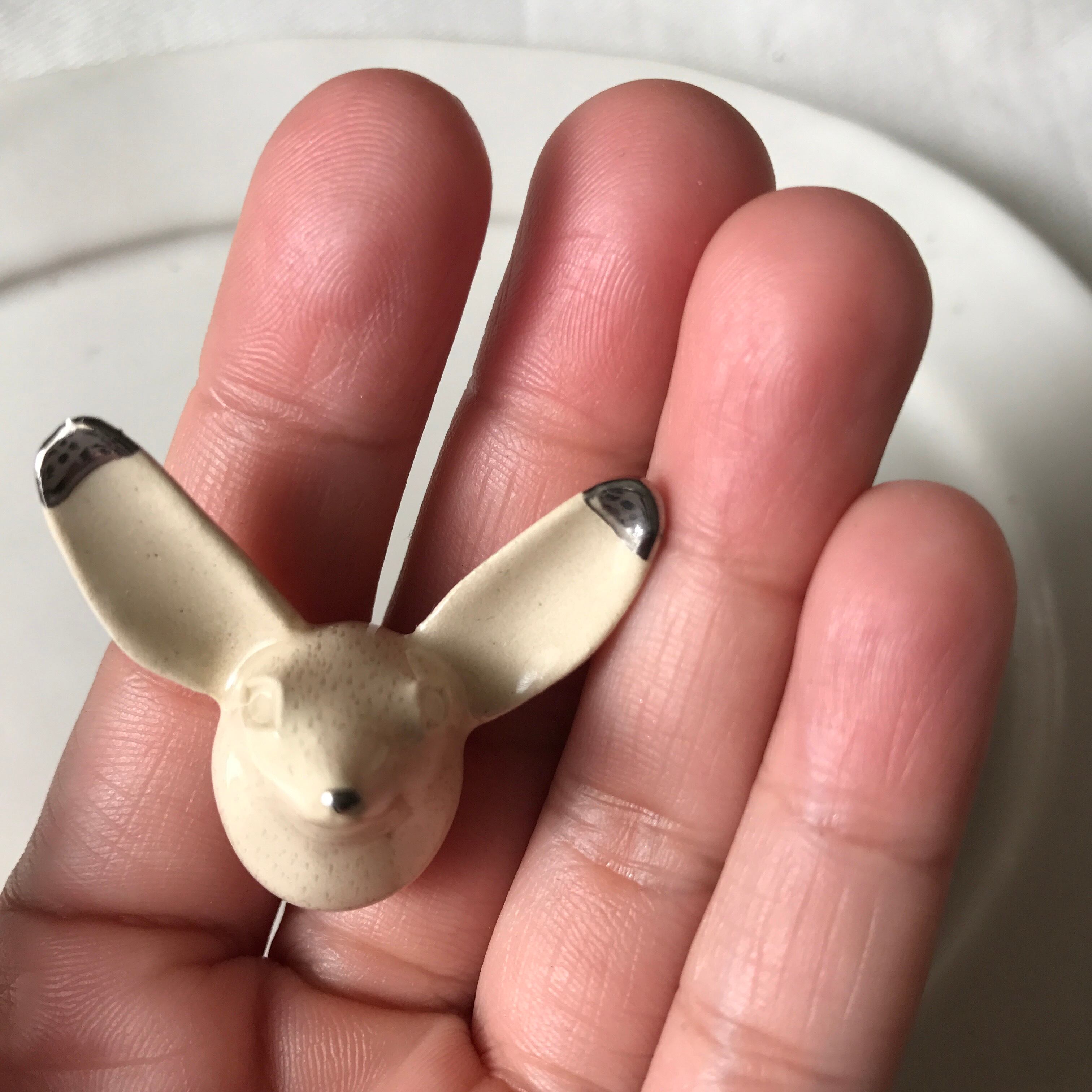 リトアニアの陶器のブローチ2