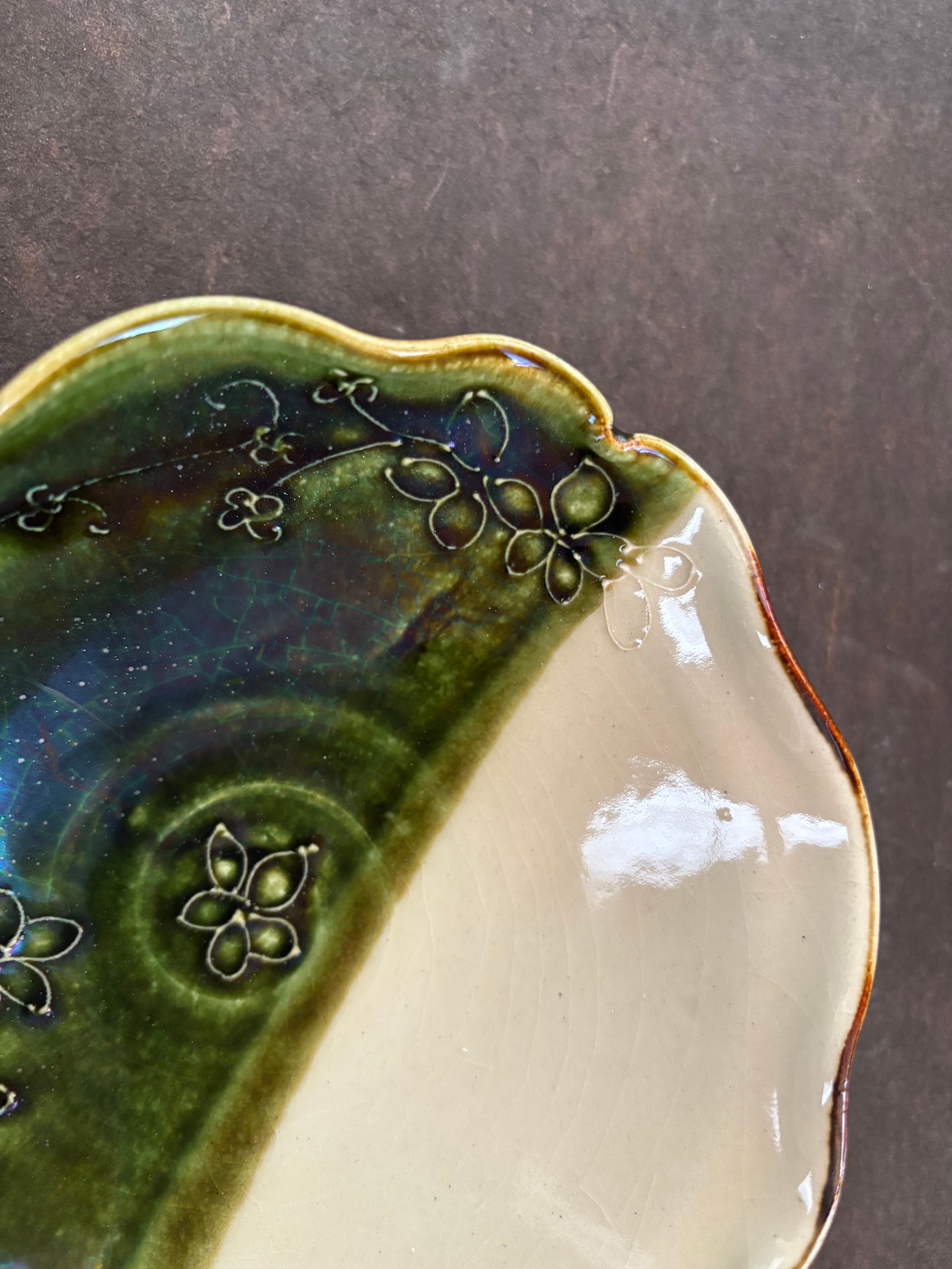 土和のルリエフ織部グリーンお花形ひらひら鉢