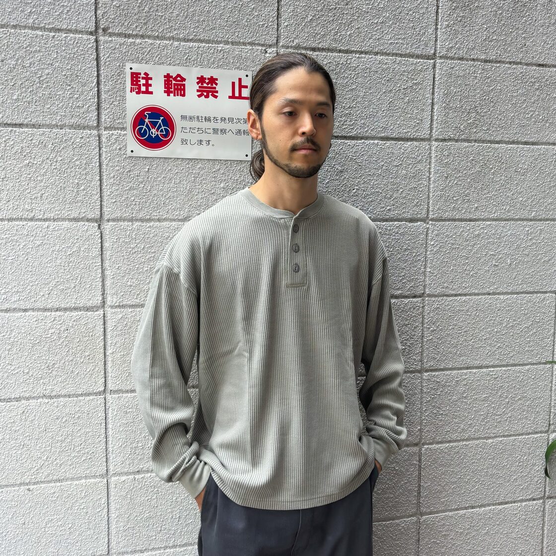 SEABEES Pigment Henry Neck Thermal Gray Olive Black / シービーズ 