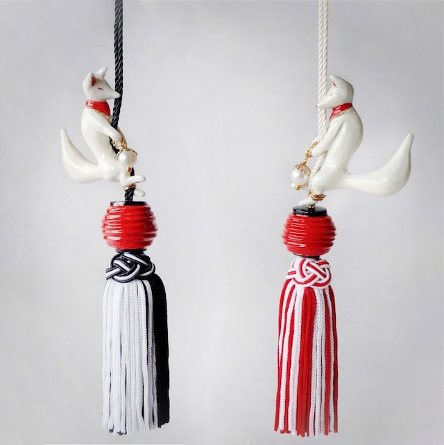 きつねの傘チャーム・帯飾り 淡水真珠のお守り提灯狐 カラー選択/ 紅白 黒白