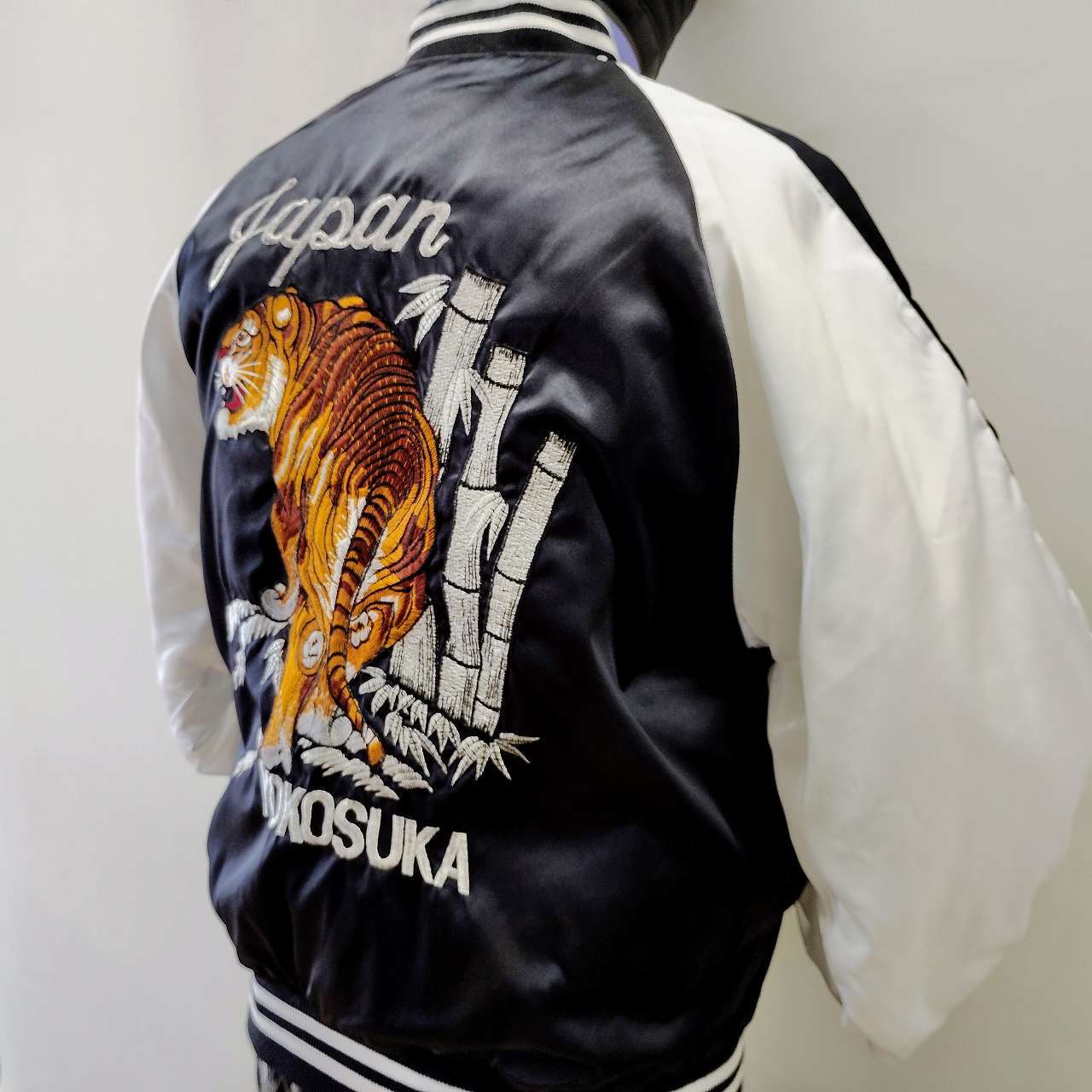 サテン 竹トラ刺繍 スカジャン 黒 L LL Embroidered jumper (SUKAJYAN