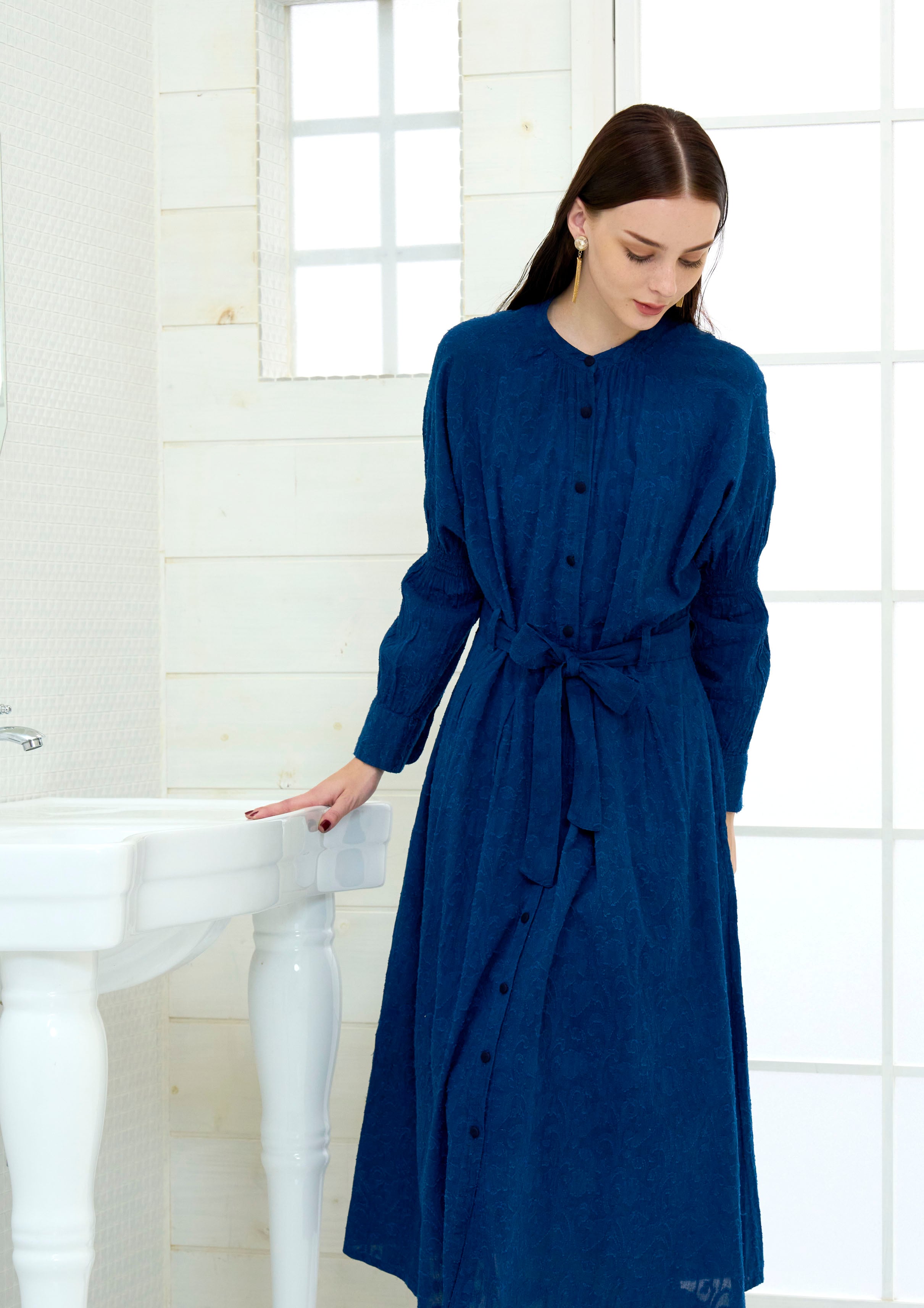 45rpmの藍染に白抜きの手の込んだワンピースになります！ おだんご 限定再入荷！】暑い夏、自分へのご褒美に！徳島で育まれた貴重な藍色