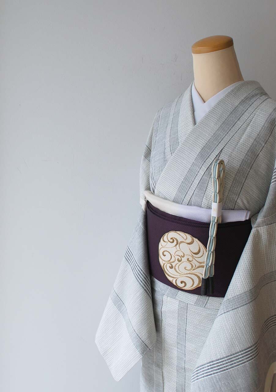 単衣】白練色×藍墨茶色 さまざまな絣の縞 単衣紬 | 大山キモノ・ちぇら