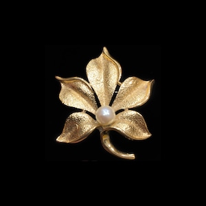 Big & wide gold leaves brooch