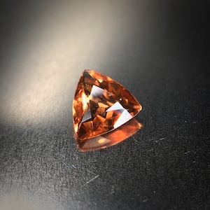 神秘のオレンジ色 0.22ct 希少石 天然 トリプライト