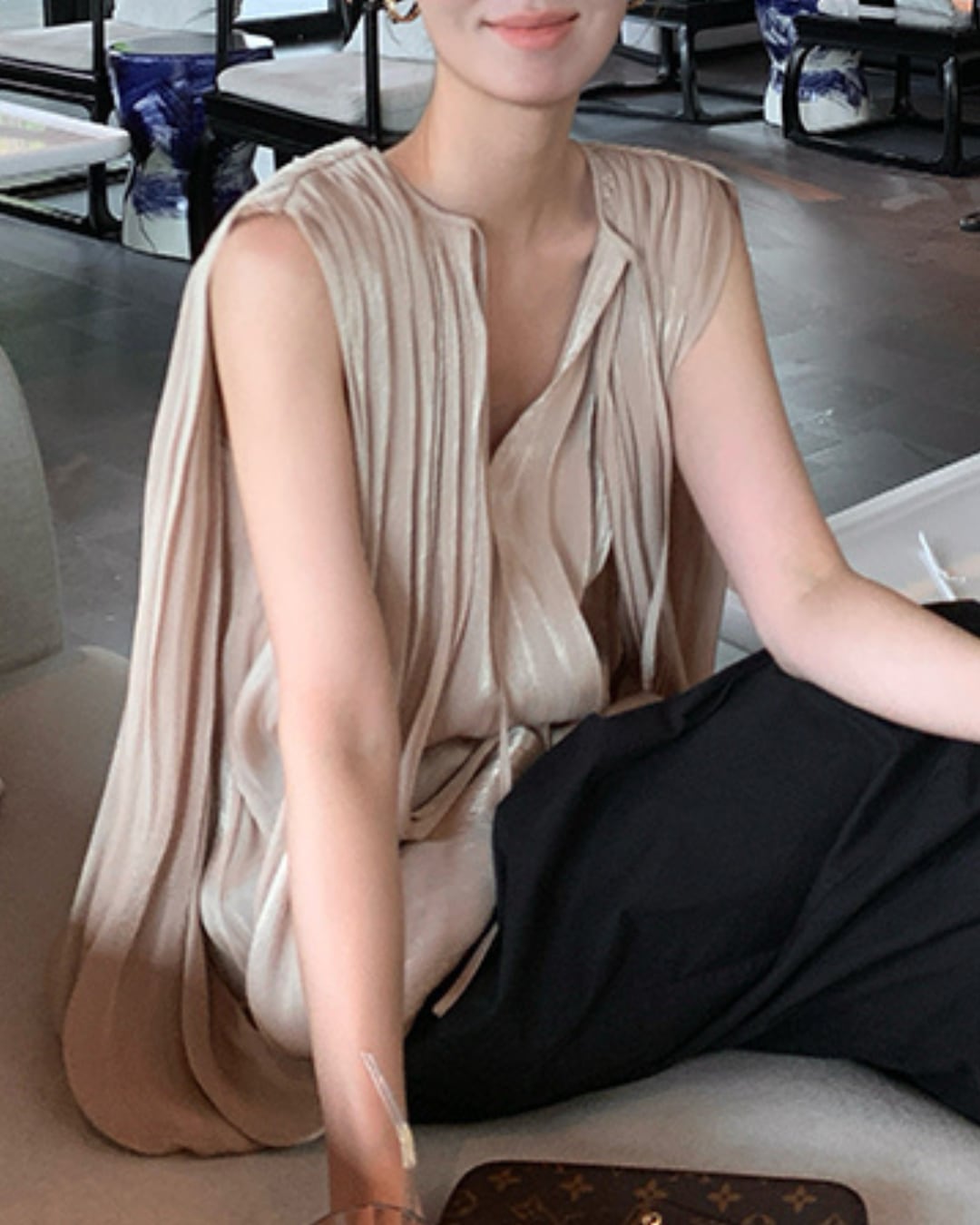 Vネックプリーツトップス S25515