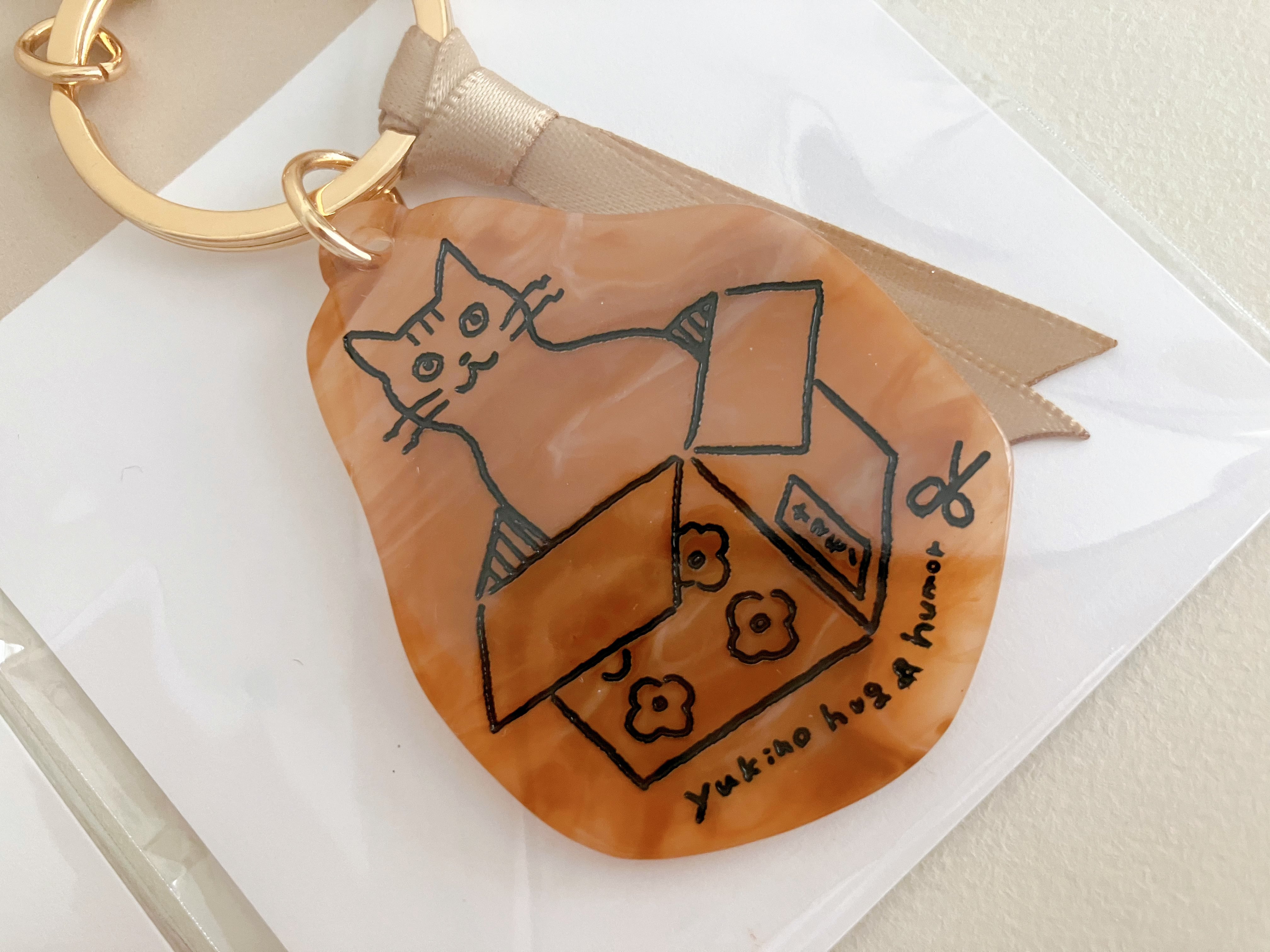 30%OFF】マーブルカラーキーチャーム「ダンボールに入る猫」 | yukino shop