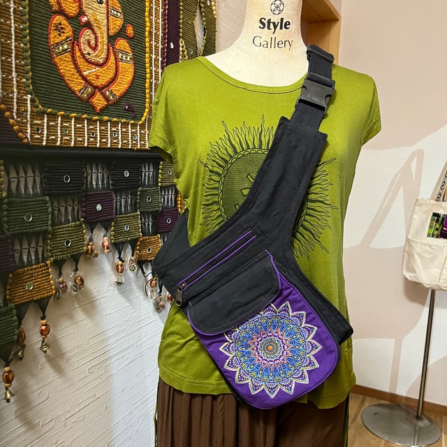 マンダラ刺繍ヒップバッグ