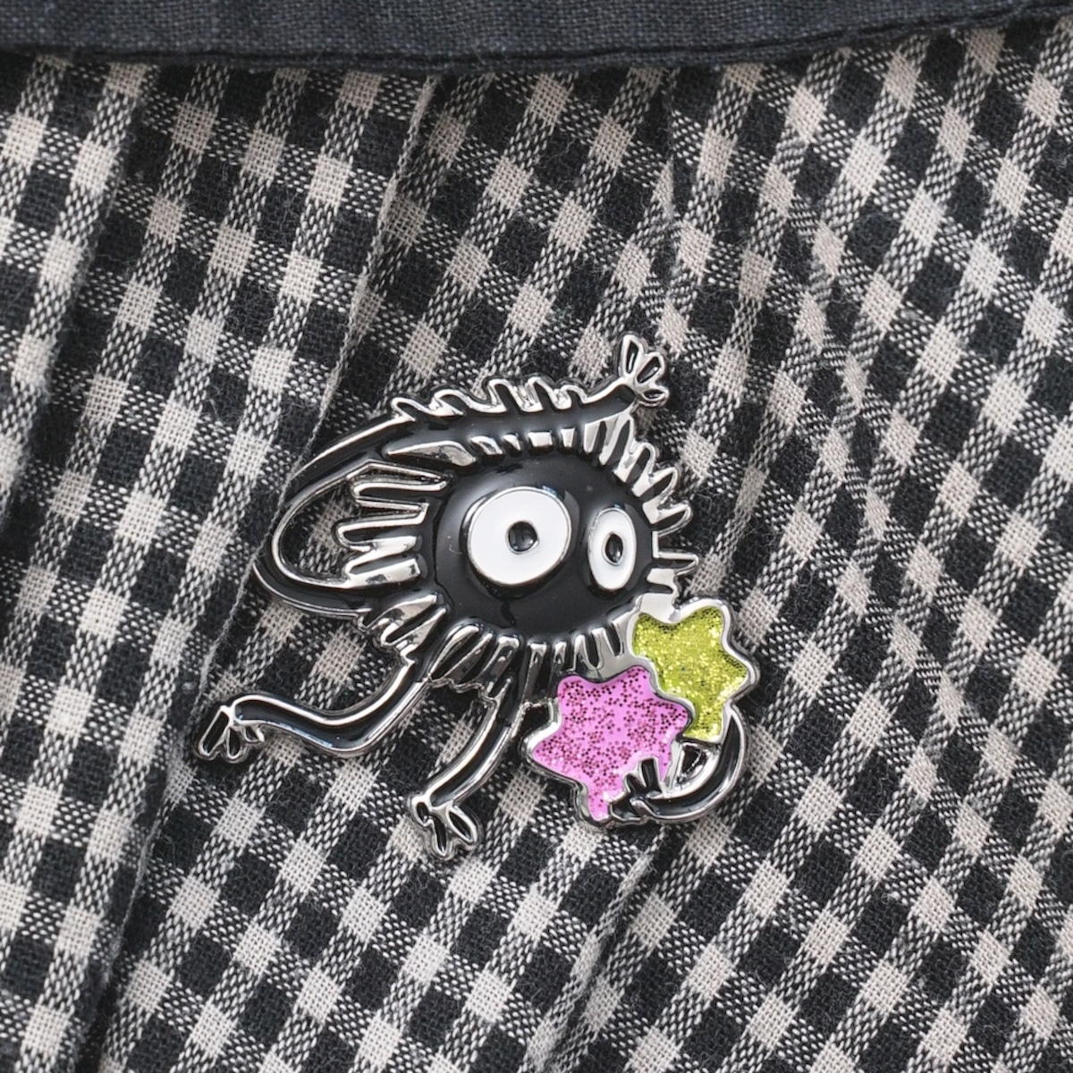 千と千尋の神隠し メタルブローチ（ススワタリ GB-10/7054） | すすのこ商店｜ジブリグッズオンライン通販ショップ