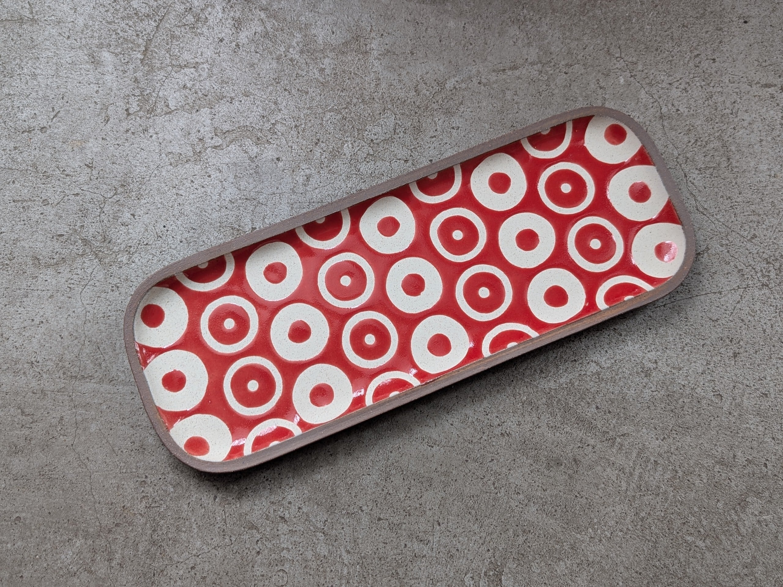 やちむん 角皿・長 ／ ヘゴ（赤） | 一翠窯 | inoya | Basic Life