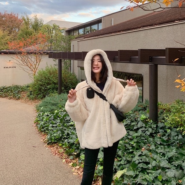 トップス レディース パーカー フーディー もこもこ ふわふわ フード付き ファスナー ポケット フェイクファー エコファー ラブリー 10代 20代 30代 秋 冬 ベージュ ホワイト 白 S M L アウトドア 通勤 学生 通学 デート お出かけ 女子会 お泊まり 休日 運動 無地 キュート ガーリー ルーズ かっこいい 大人 大人可愛い 送料無料 ラフ メンズライク マニッシュ ボーイッシュ スポーティー クール モード系 ストリート おしゃれ お洒落 綺麗 かわいい 大人可愛い きれいめ シンプル