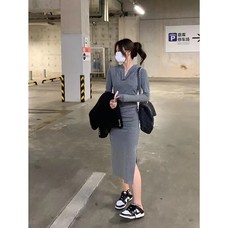 【新作】【送料無料】 ホットガールスリムフード付きドレス女性の新しい韓国スタイルの痩身プリーツサイドスリットがヒップをカバーし、スウェットシャツのボトムスカートを着ています 0212782021883