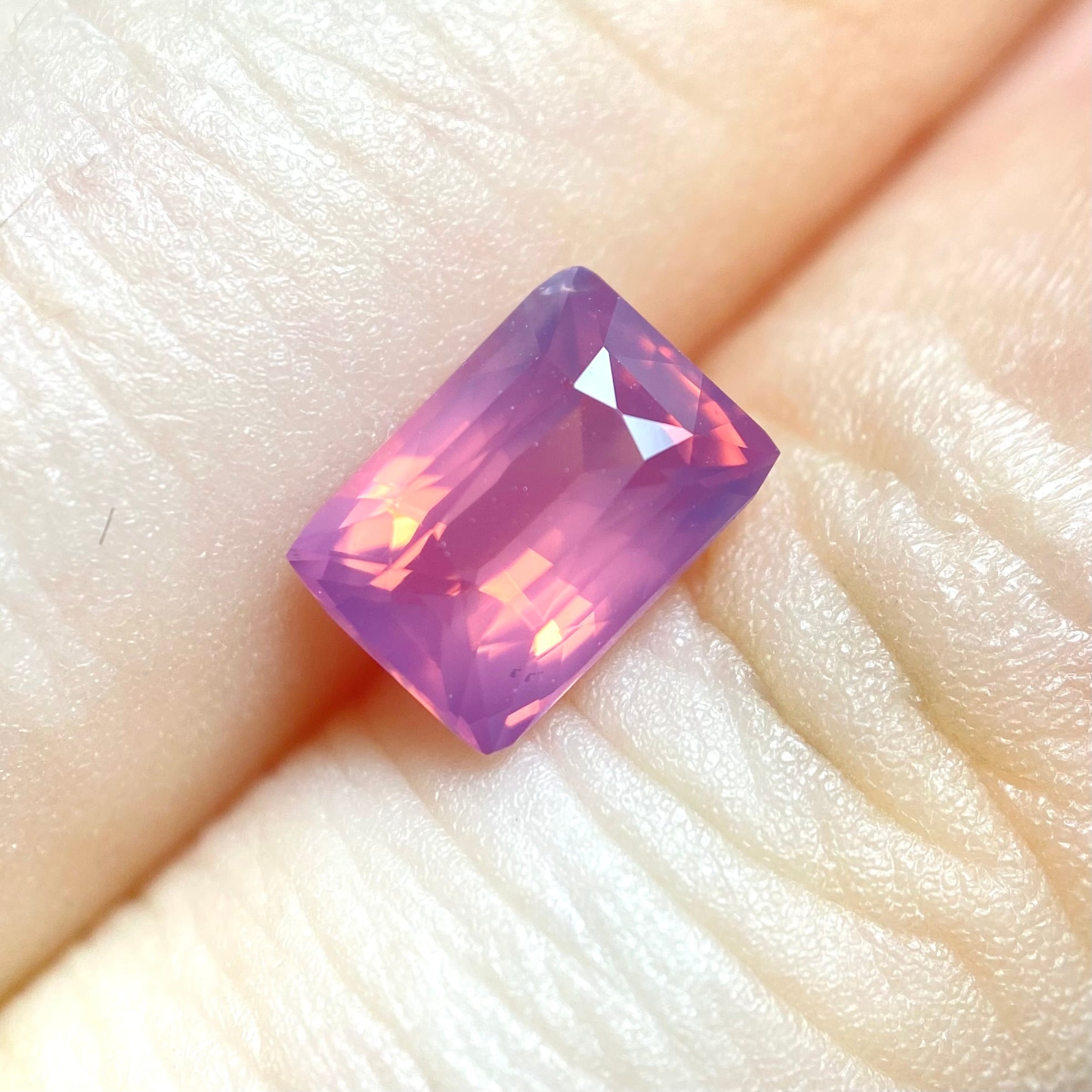 内なる光を楽しむ シルキーピンクスピネル