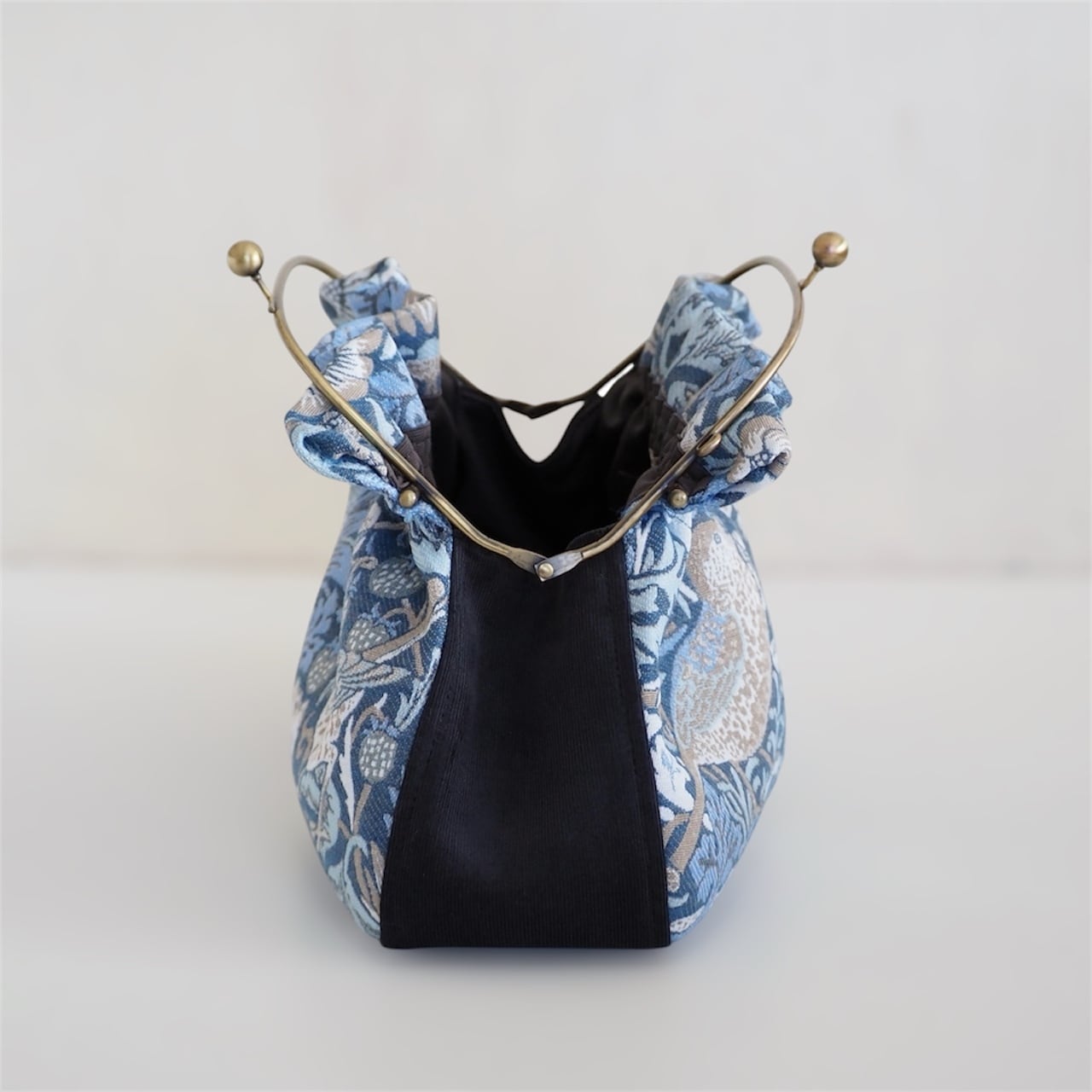 □ジャガード生地の2wayがま口バッグ・いちご泥棒□ musique (wm-stf