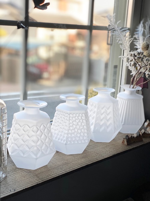 角砂糖のようなガラスフラワーベース