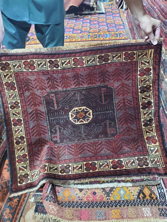 絨毯クエスト73【No.S-266】 ※現在、こちらの商品はパキスタンに置いてあります。ご希望の方は先ずは在庫のご確認をお願いします。