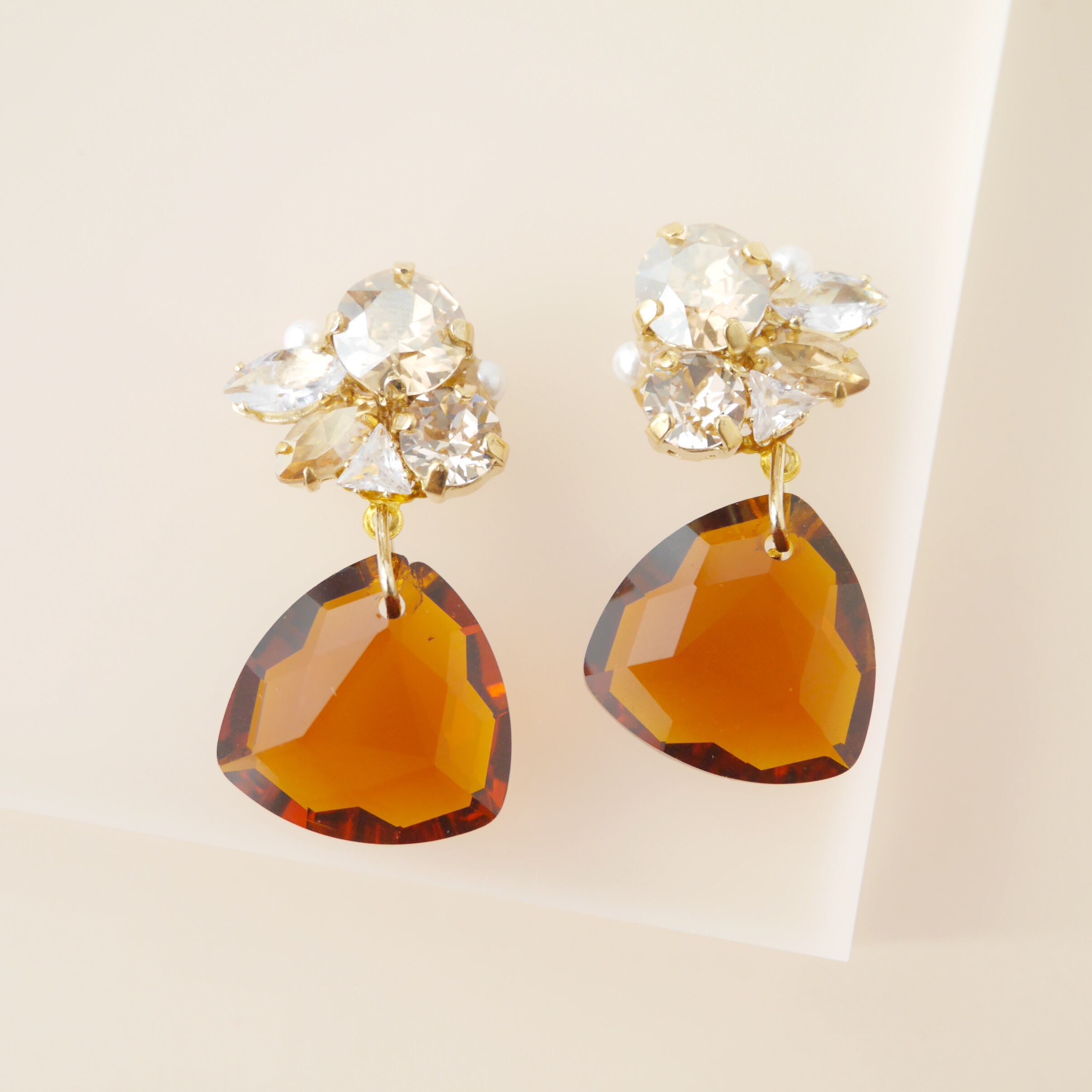 トライアングルチャーム×スワロフスキー（ブラウン）