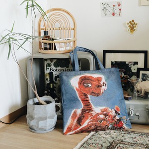 E.T. Tote bag Holding a flowerpot