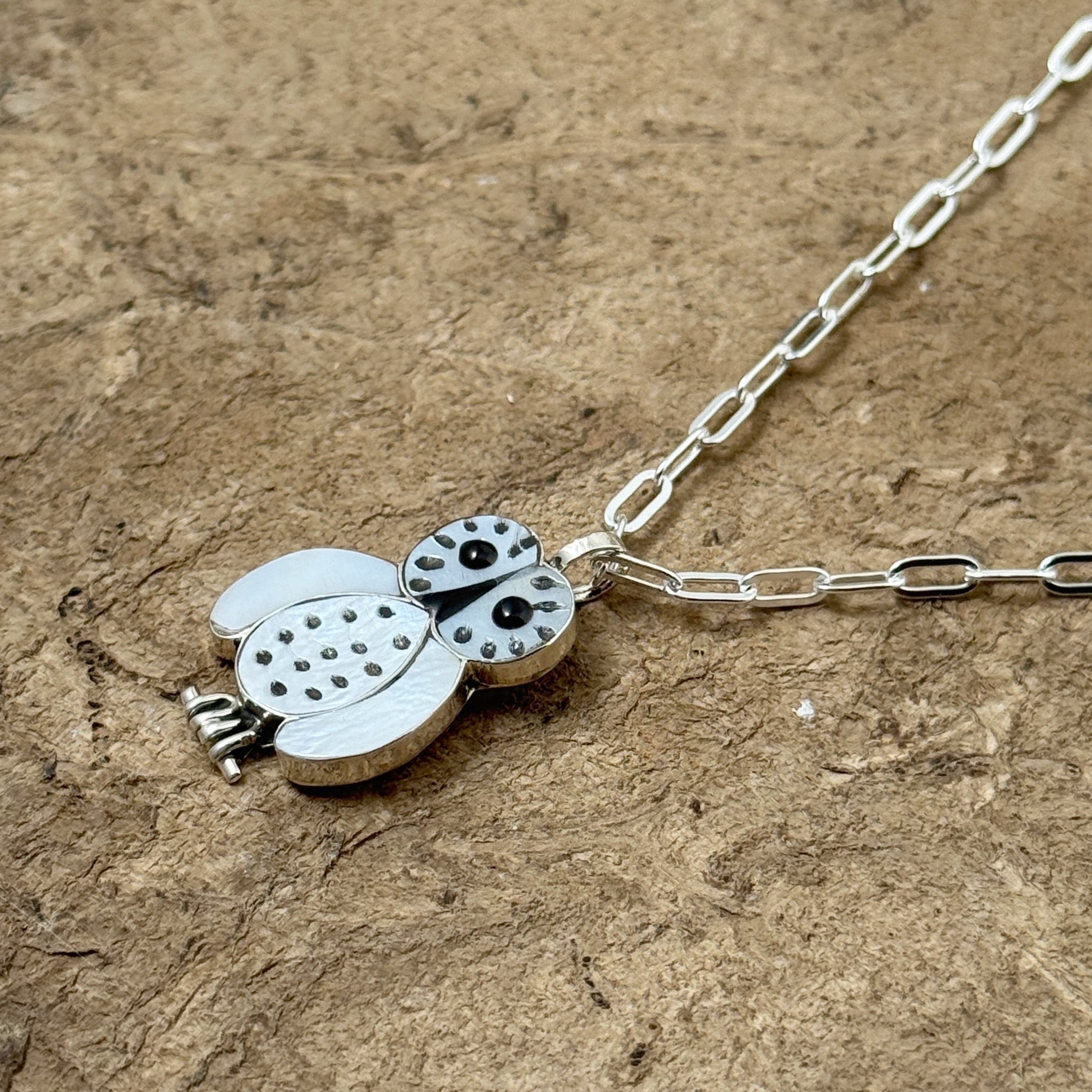 Indian Jewelry 》ZUNI フクロウ ホワイト シェル ペンダント