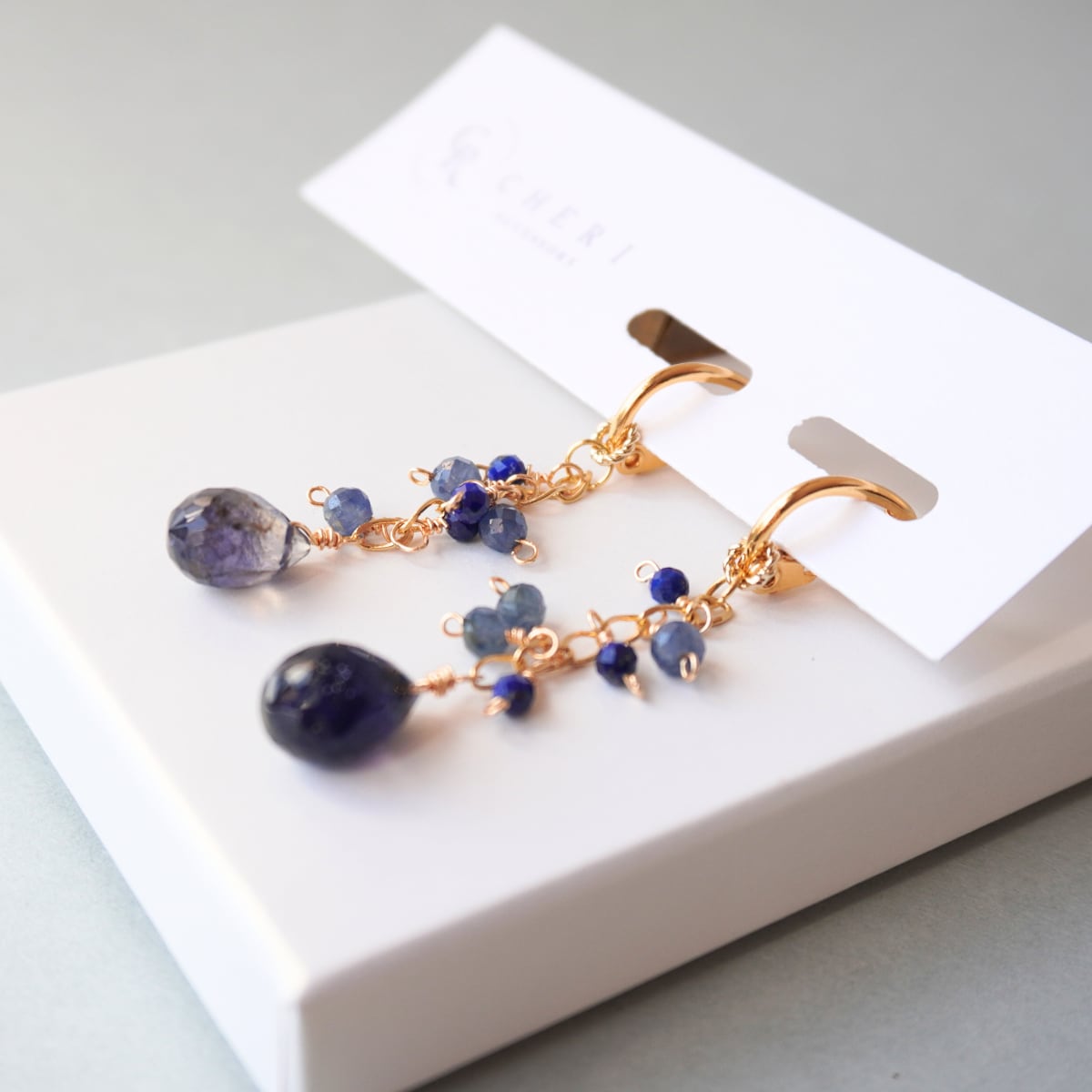 イヤリングチャーム サファイア ラピスラズリ アイオライト 14KGF 揺れる ブルー系 ロングデザイン 大人 軽量