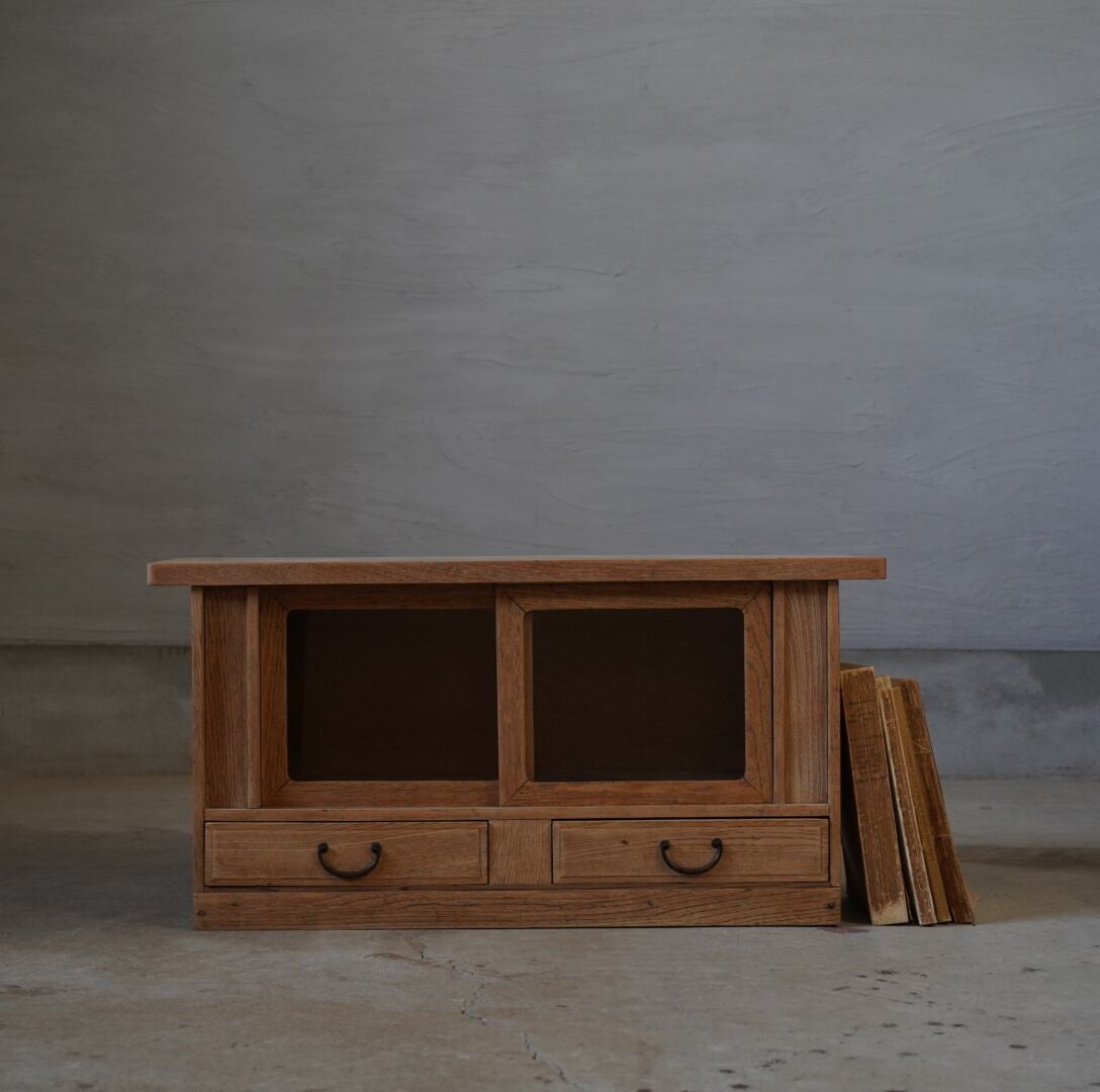 ガラス引き戸のローボード