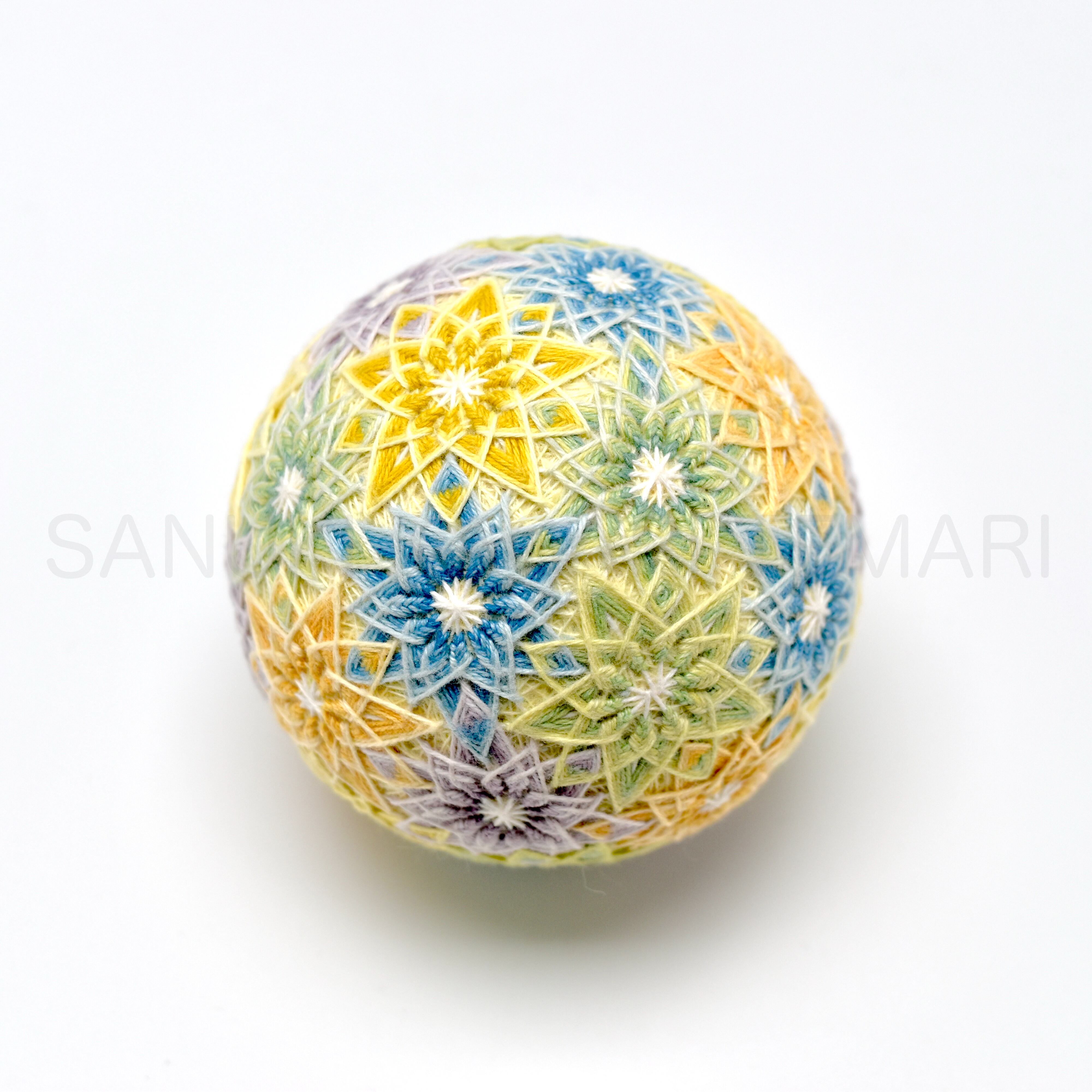 手毬かがり(直径15㎝) 讃岐かがり手まり「32の交差花」_MA390-4183 | 讃岐かがり手まり