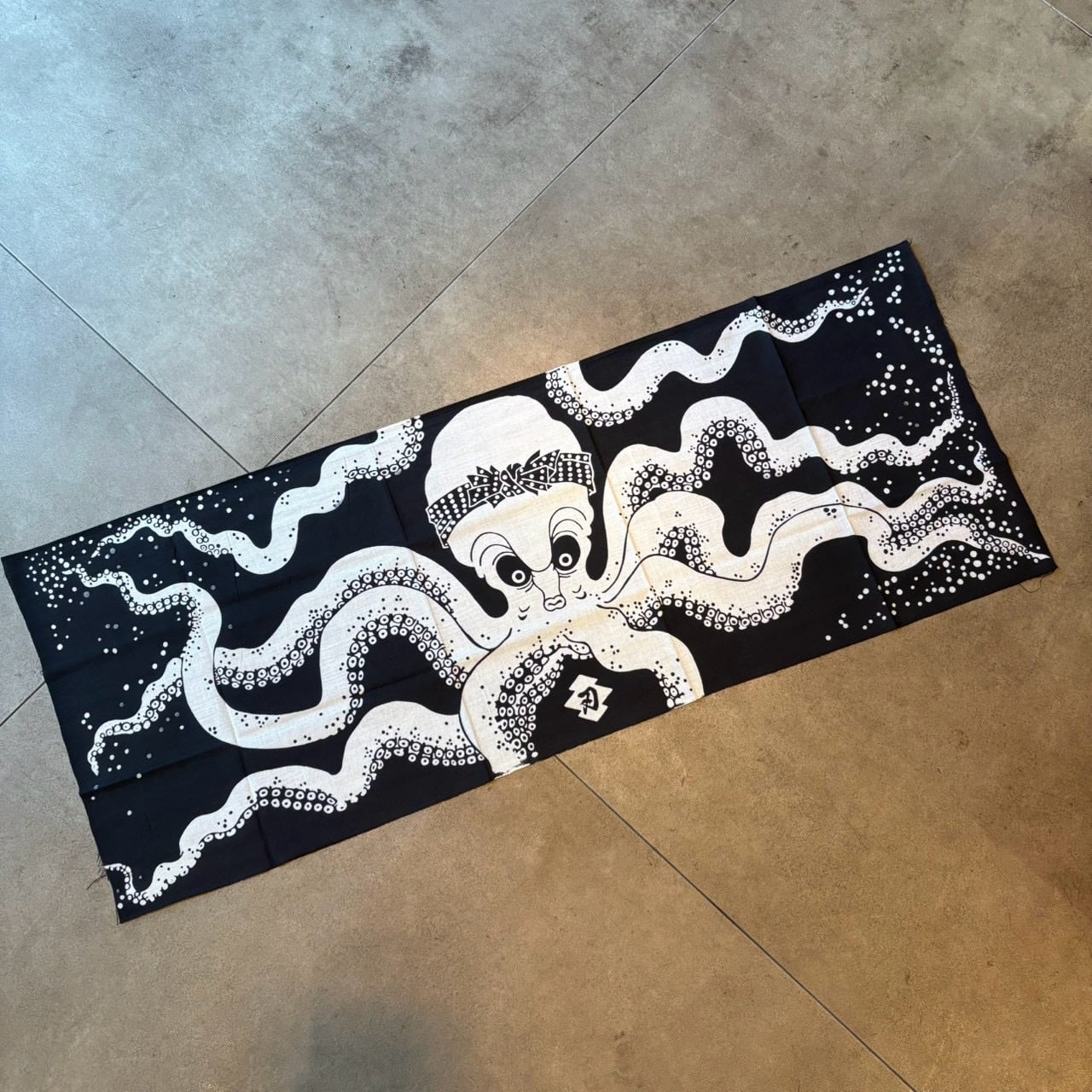 新品 ロッカクアヤコ　魔法の手　大きなバンダナ　手ぬぐい TENUGUI VERSION 伝統工芸 手ぬぐい 蛸豆 TAKO MAME BLACK | RIVERSIDE