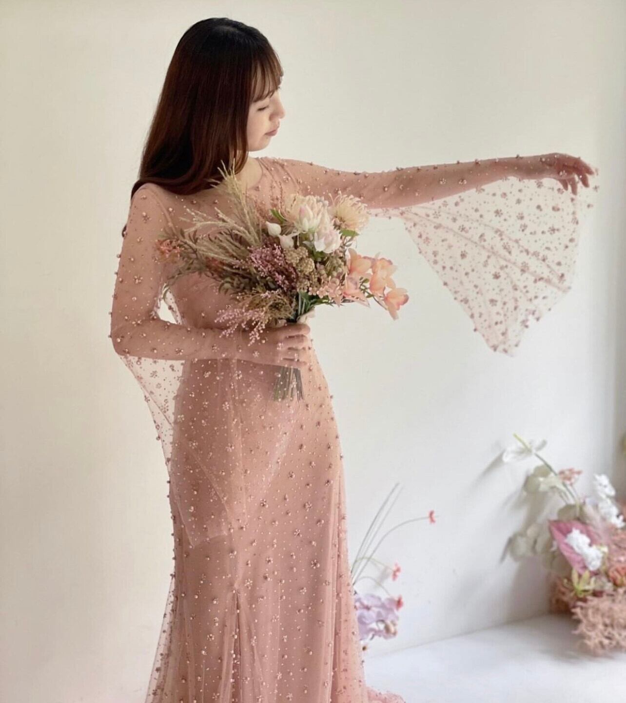 高品質！ ウエディングドレス ピンク 華やか 贅沢 パール ラッパ袖  