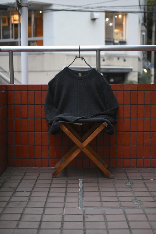 BATONER / SOLID WOOL RIB CREW NECK (Charcoal)