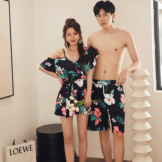 【予約販売】水着 カップル水着 2点セット ペアルック メンズ レディース ブラック ブルー オフショルダー フラワー柄 花柄 総柄 ビキニ ワンピース水着 海水パンツ 海パン ペア水着 恋人 おそろい お揃い M/L/XL/2XL/3XL