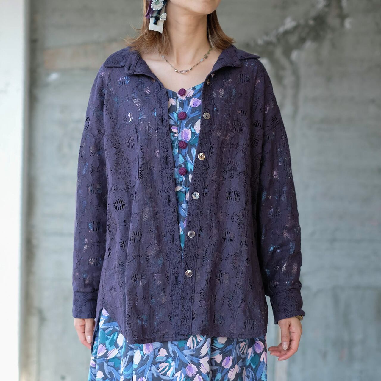 【再販】透け感を楽しむ♪カジュアルさんのためのレトロ花柄レースシャツ(24s-05)チャコール