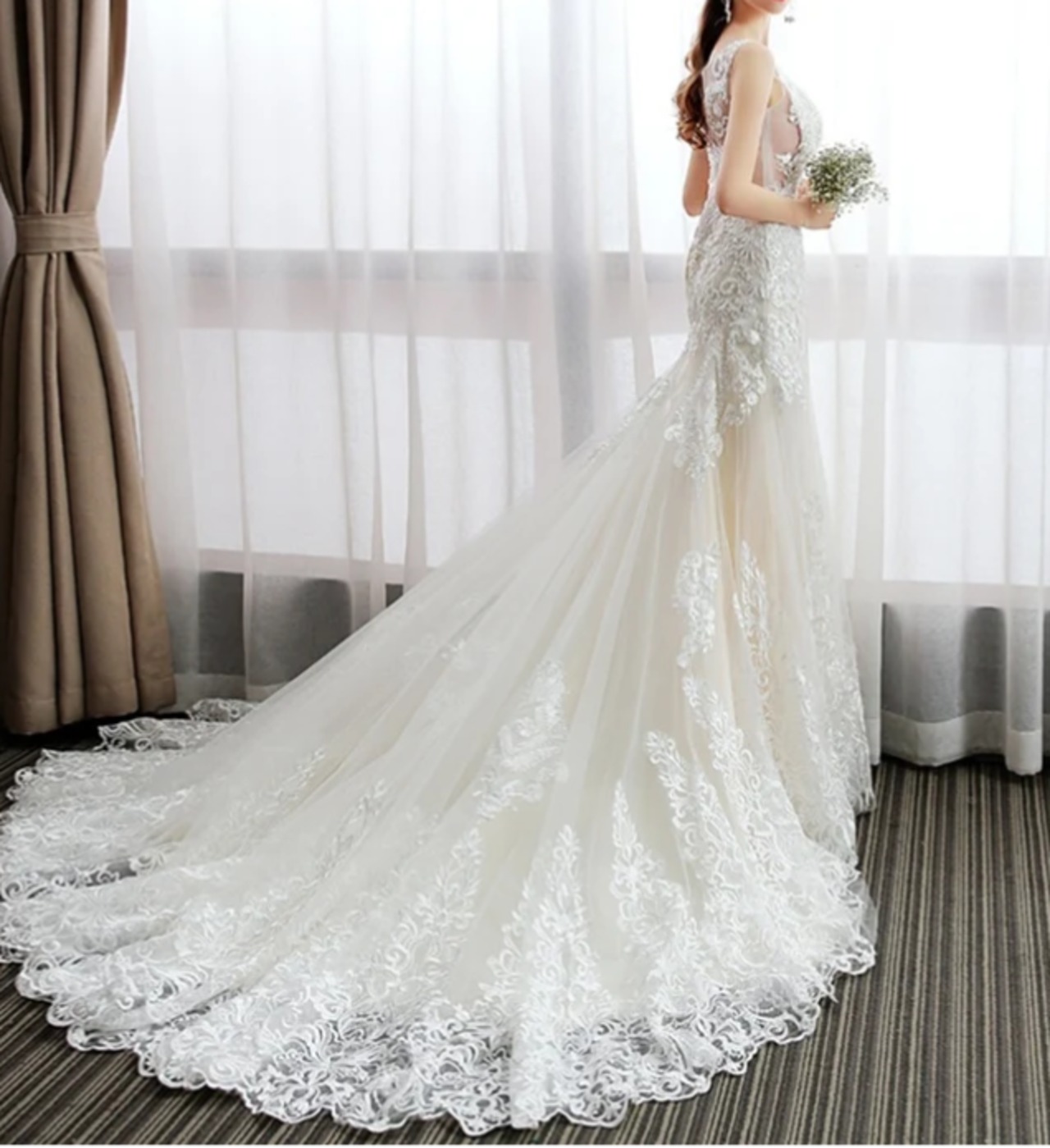 贅沢な小花総レース ウエディングドレス ソフトマーメイドライン  