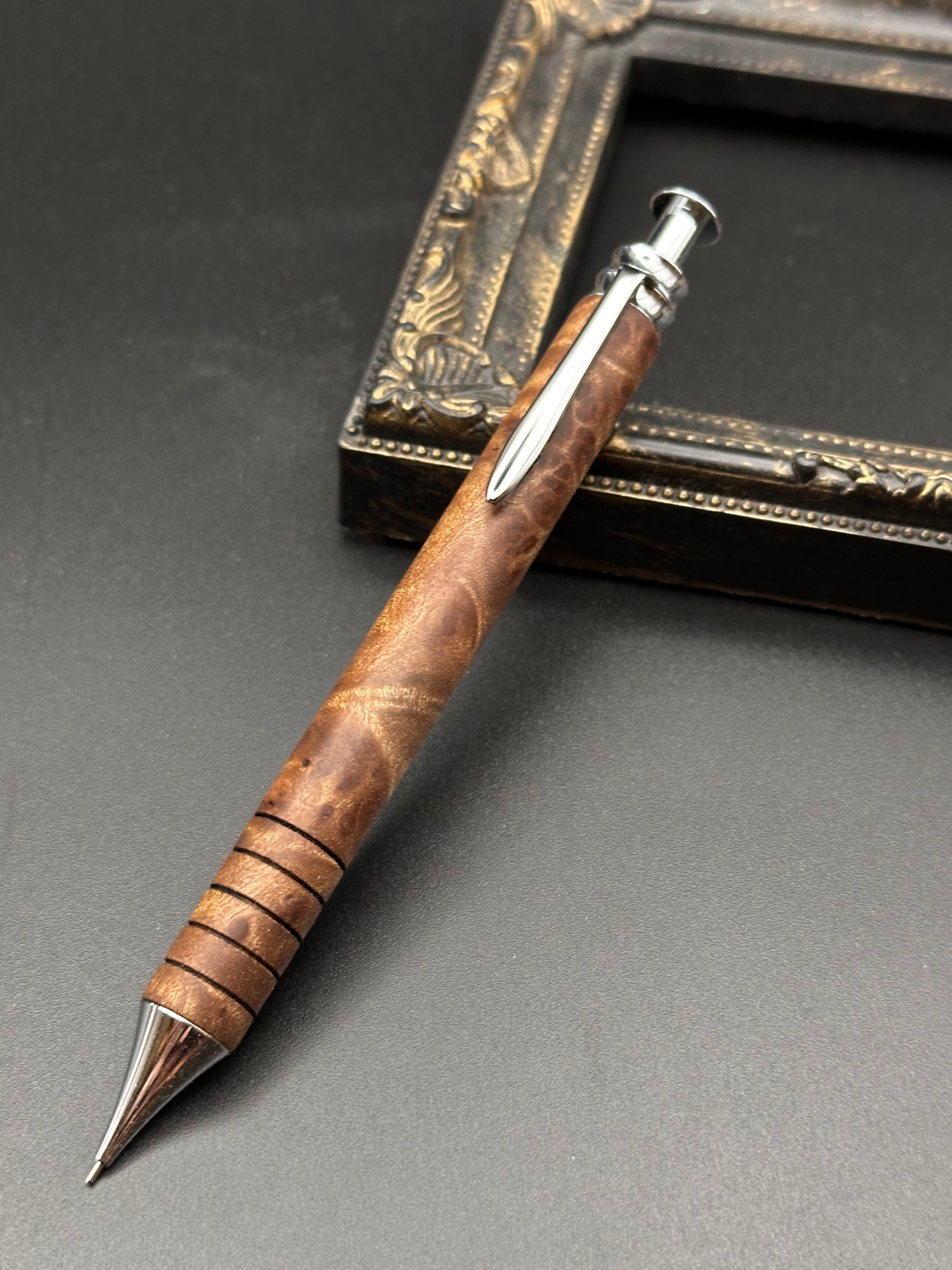 51:黒柿(墨流し)＆黒柿(孔雀杢)セット 木軸ペン＆ペントレイ | Flamberg