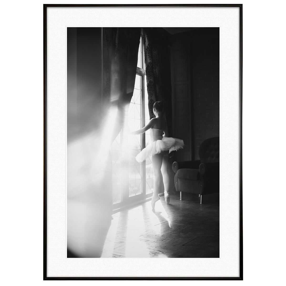 人物写真 窓に向かってクラシック・バレエの練習をする少女 インテリアモノクロアートポスター額装 AS2501